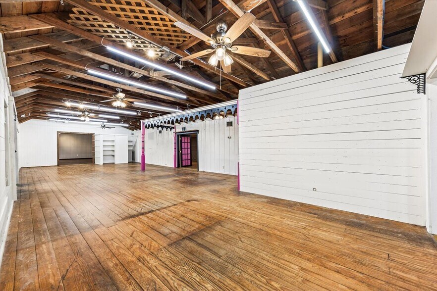 More Photos Of 918 10th St, Floresville Land For Lease