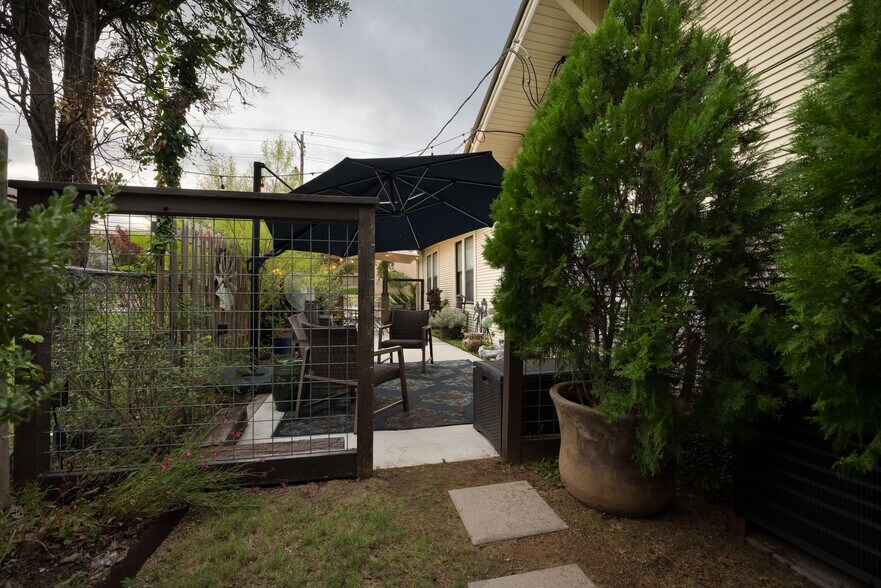 More Photos Of 504 Tivy St, Kerrville Flex For Sale