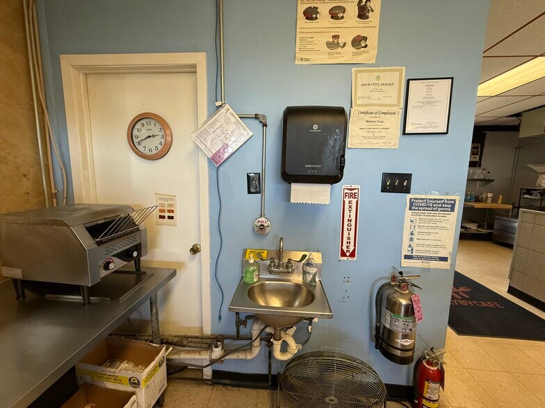 More Photos Of 2026 Lockport Rd, Niagara Falls Restaurant For Lease