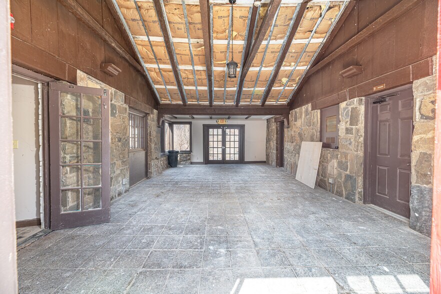 More Photos Of 30 Gingerbread Castle Rd, Hamburg Storefront For Lease