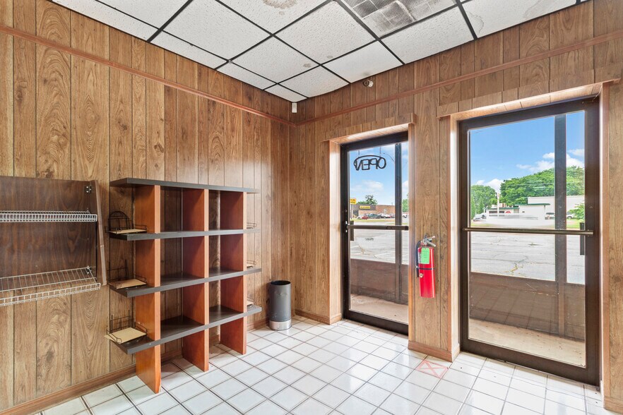 More Photos Of 911 N Broadway Ave, Ada Restaurant For Sale