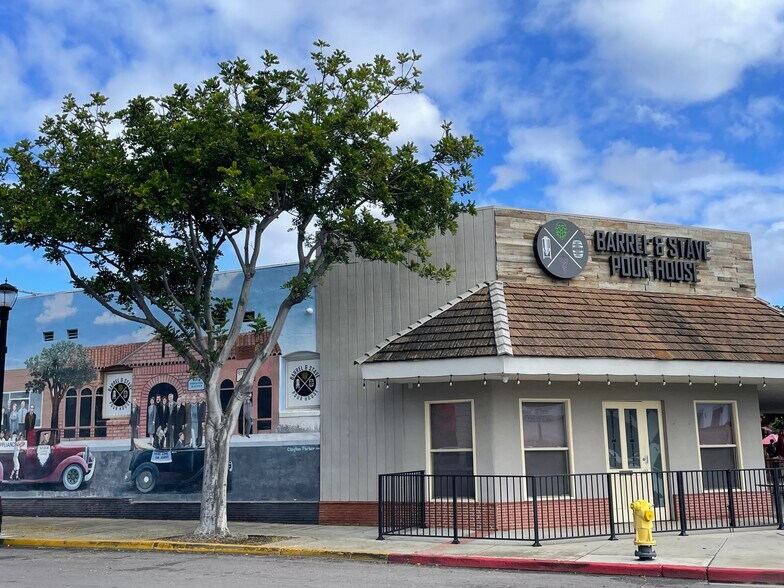 More Photos Of 127 Main St, Vista Storefront For Lease