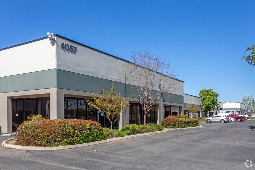 More Photos Of 4603 N Brawley Ave, Fresno Unknown For Lease