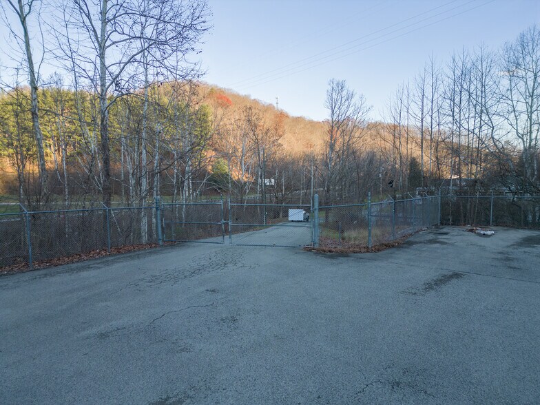 More Photos Of 376 Hope Station Rd, Weston Warehouse For Lease