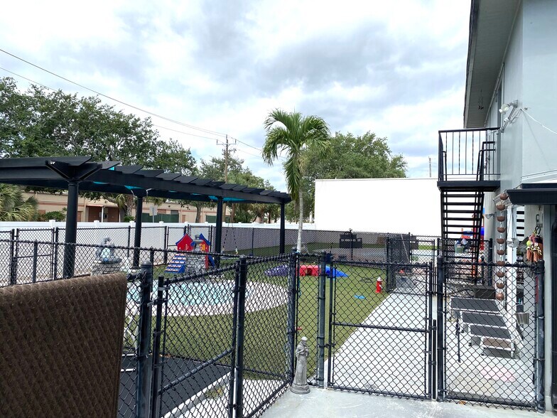 More Photos Of 3910 NW 49th St, Tamarac Veterinarian Kennel For Sale