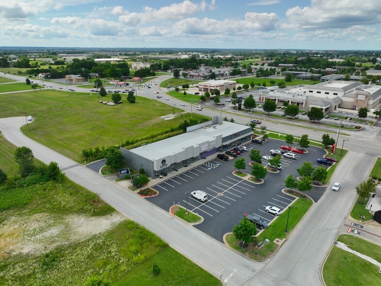 More Photos Of 3600 SE Guess Who Dr, Bentonville Storefront For Lease