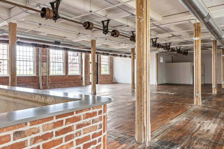More Photos Of 205 Manufacturers Rd, Chattanooga General Retail For Lease