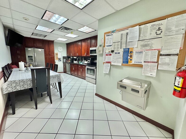 More Photos Of 4435 Austin Blvd, Island Park Office Residential For Sale