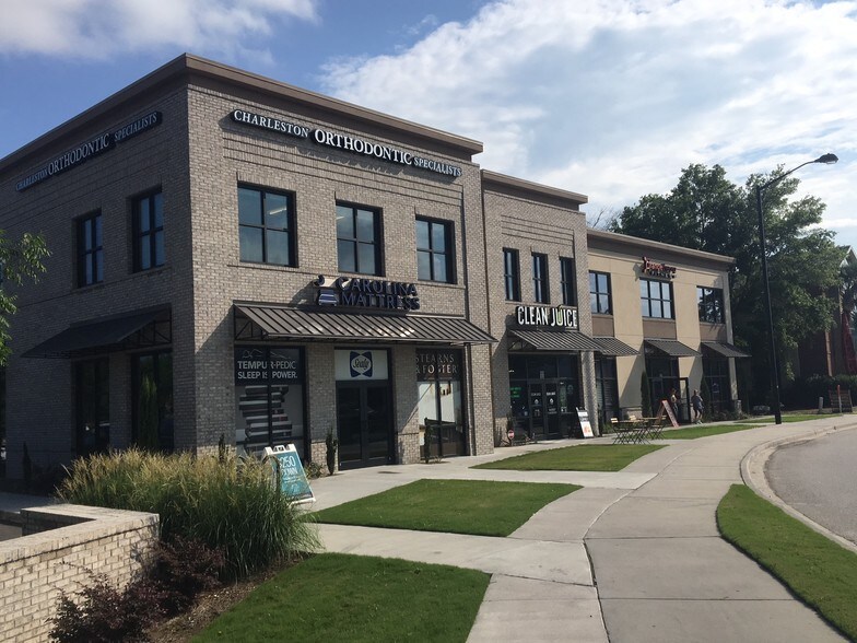 More Photos Of 695 Johnnie Dodds Blvd, Mount Pleasant Storefront Retail Office For Lease