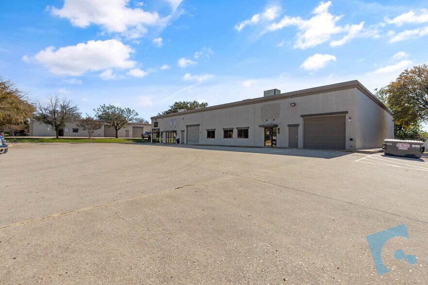 More Photos Of 2845 Exchange Blvd, Southlake Showroom For Lease