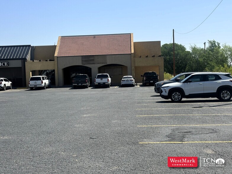 More Photos Of 1405 S Main St, Seminole General Retail For Lease