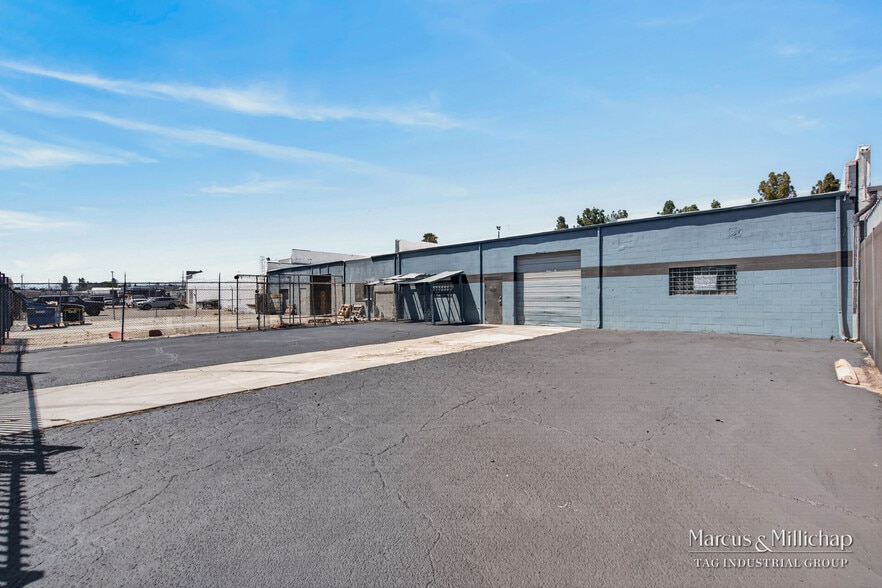 More Photos Of 19340 Londelius St, Northridge Warehouse For Lease