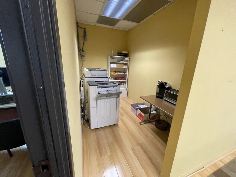 More Photos Of 20631 Ventura Blvd, Woodland Hills Office For Lease