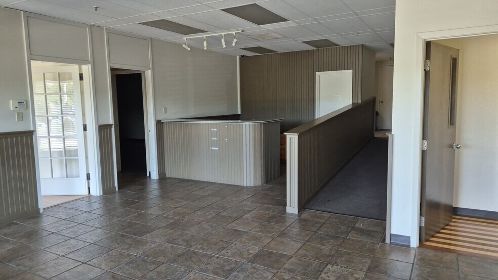 More Photos Of 400 Aviation Plz, Hot Springs Manufacturing For Lease