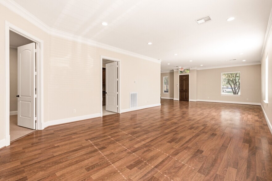 More Photos Of 11623 Spring Cypress Rd, Tomball Office For Sale