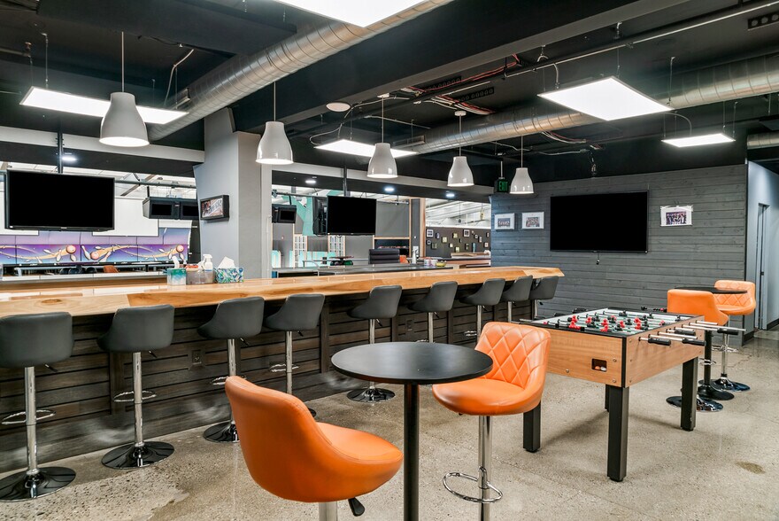 More Photos Of 400 W Maple Rd, Troy Office For Sale