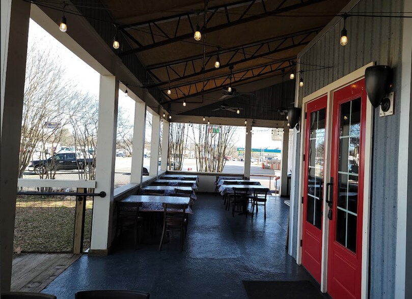 More Photos Of 1260 Clarksville St, Paris Restaurant For Sale