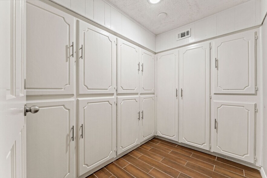 More Photos Of 6640 W Montgomery Rd, Houston Office For Sale