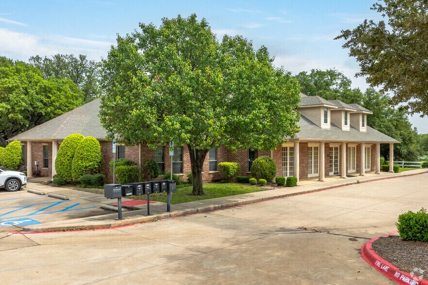 More Photos Of 2925 Country Club Rd, Denton Office For Lease