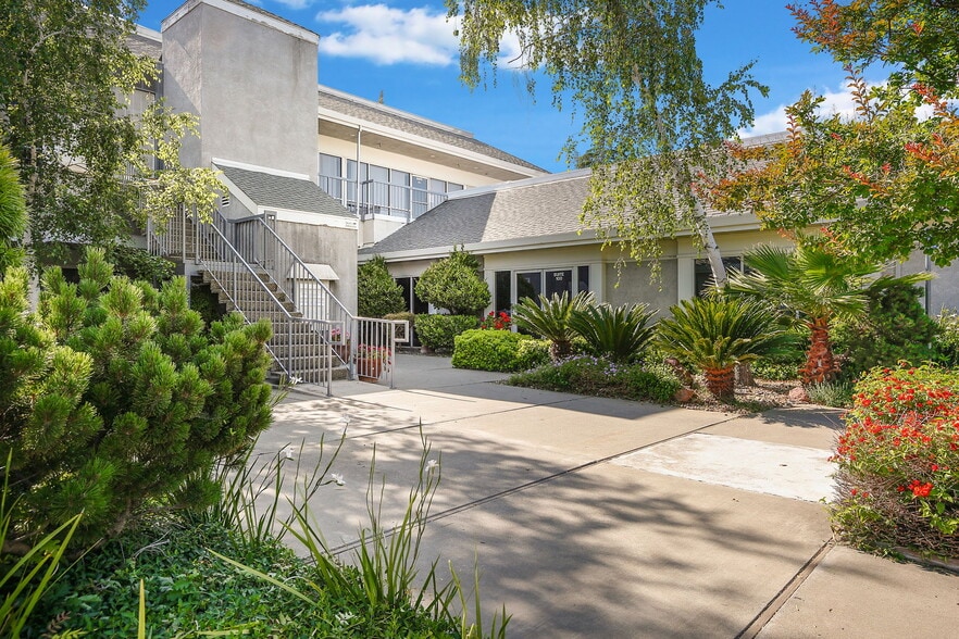 More Photos Of 250 W Main St, Woodland Office For Lease