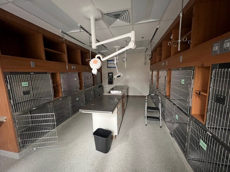 More Photos Of 825 E White Spruce Blvd, Henrietta Veterinarian Kennel For Lease