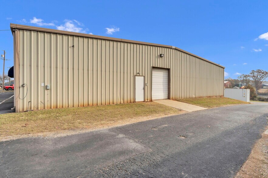 More Photos Of 107 Hurricane Creek Dr, Piedmont Warehouse For Lease