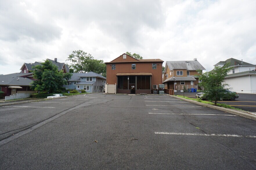 More Photos Of 924 N Wood Ave, Linden Medical For Lease