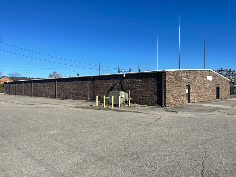 More Photos Of 2501 Commerce Cir, Tarrant Warehouse For Lease