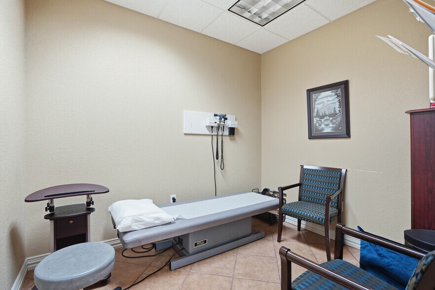 More Photos Of 8845 Davis Blvd, Keller Medical For Sale