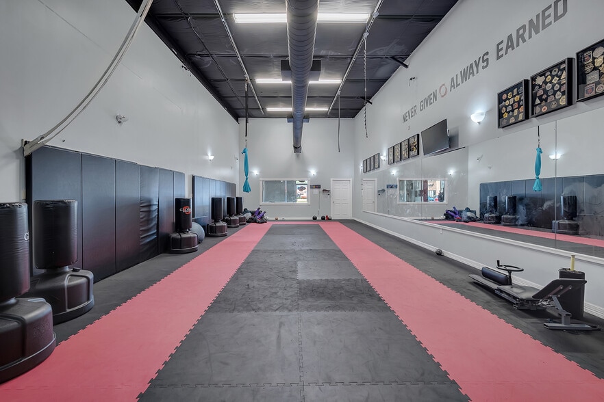 More Photos Of 11715 Spring Cypress Rd, Tomball Storefront For Lease