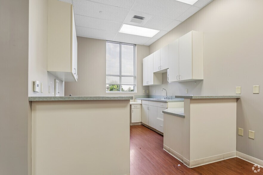 More Photos Of 7800 Wolf Trail Cv, Germantown Medical For Sale