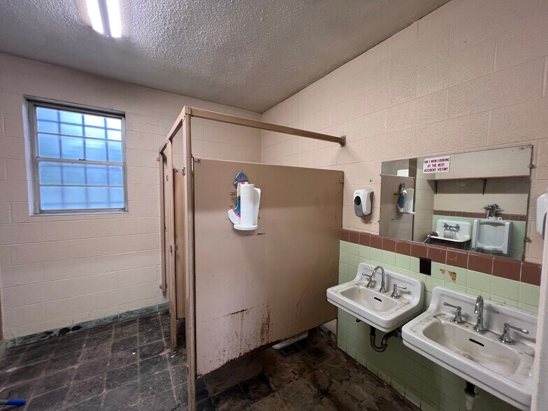 More Photos Of 211 W Walnut Ave, McKenzie General Retail For Lease