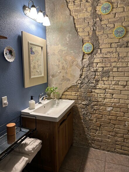 More Photos Of 316 Main St st, Seadrift Light Manufacturing For Sale