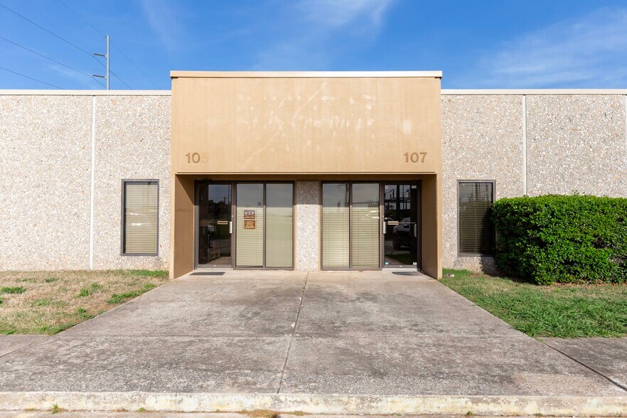 More Photos Of 800 W Rock Creek Rd, Norman Office For Lease