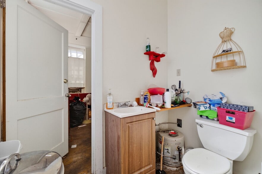 More Photos Of 420 Park St, Housatonic Flex For Sale