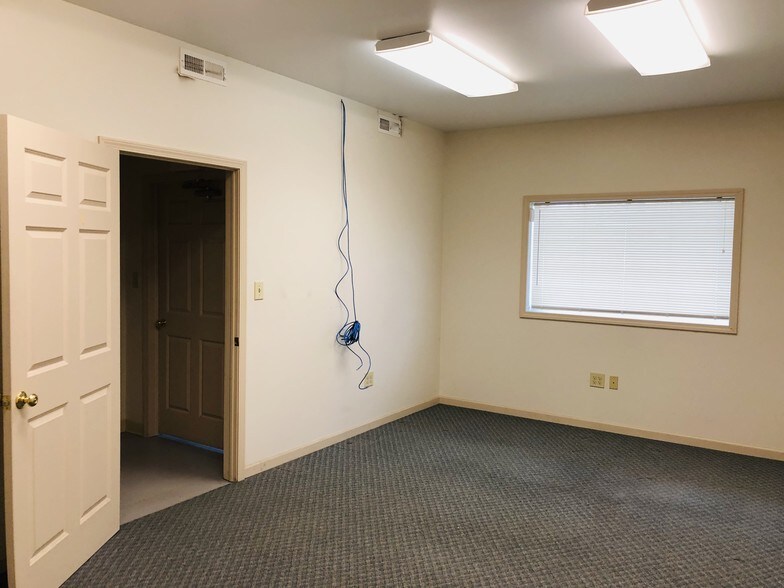 More Photos Of 120-122 W Broadway St, New Lexington Office For Lease