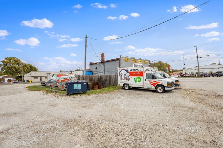 More Photos Of 1001-1003 Calumet Ave, Valparaiso Auto Repair For Sale