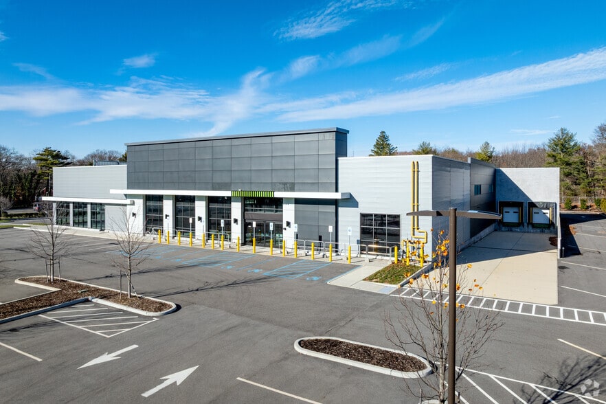 More Photos Of 3017 N Ocean Ave, Farmingville General Retail For Lease