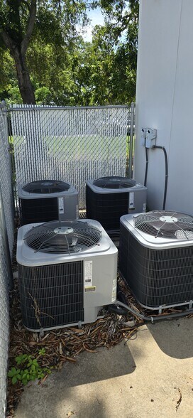 More Photos Of 1141 Pierce St, Clearwater Warehouse For Sale