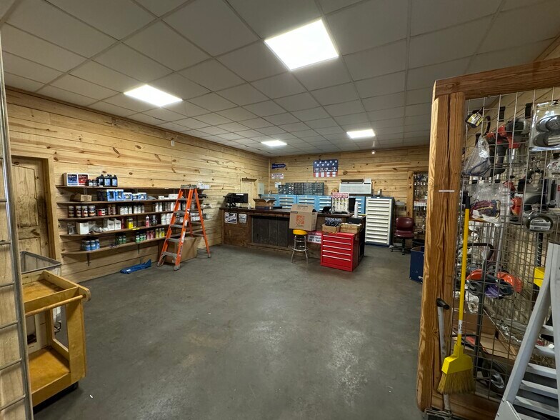 More Photos Of 910 W Ridge Rd, Gainesville Industrial For Sale