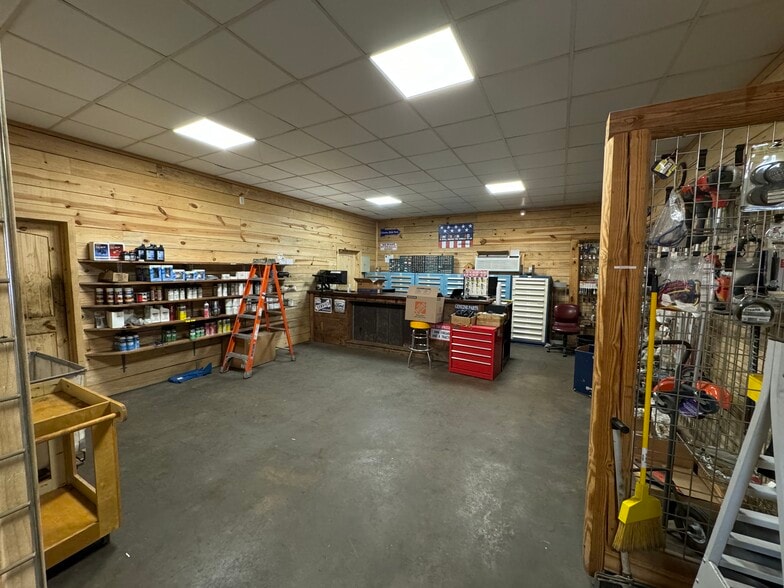 More Photos Of 910 W Ridge Rd, Gainesville Industrial For Sale
