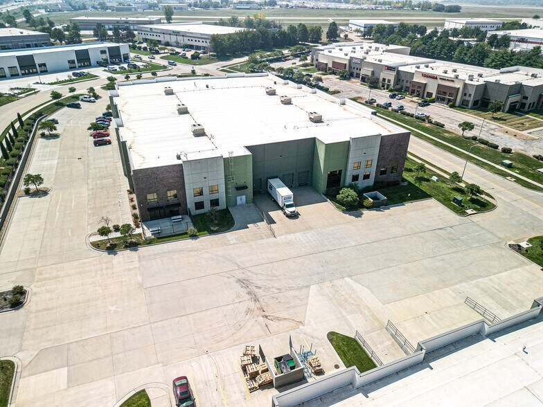 More Photos Of 2620 NE McBaine Dr, Lee's Summit Warehouse For Lease