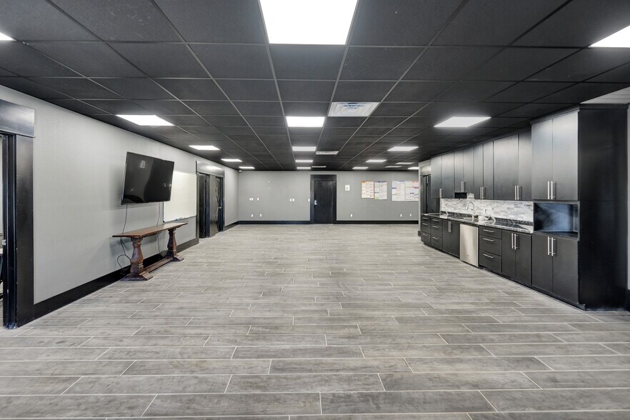 More Photos Of 9013 W County Road 160, Midland Showroom For Sale