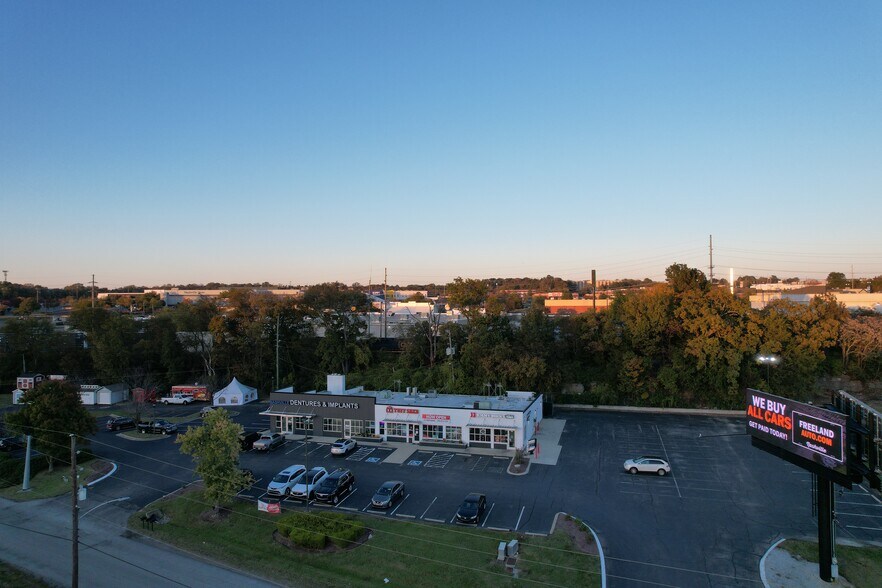 More Photos Of 504 Collins Park Dr, Antioch Freestanding For Sale