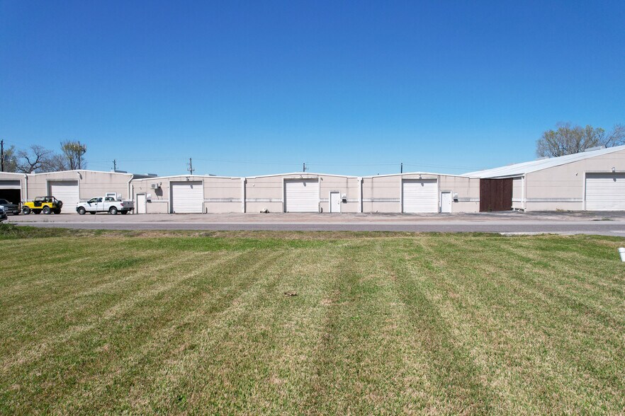 More Photos Of 8301 Braniff St, Houston Warehouse For Lease