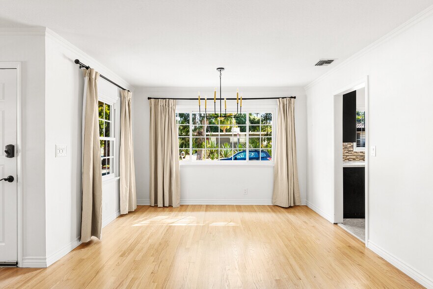 More Photos Of 5131 Don Pio Dr, Woodland Hills Multifamily For Sale