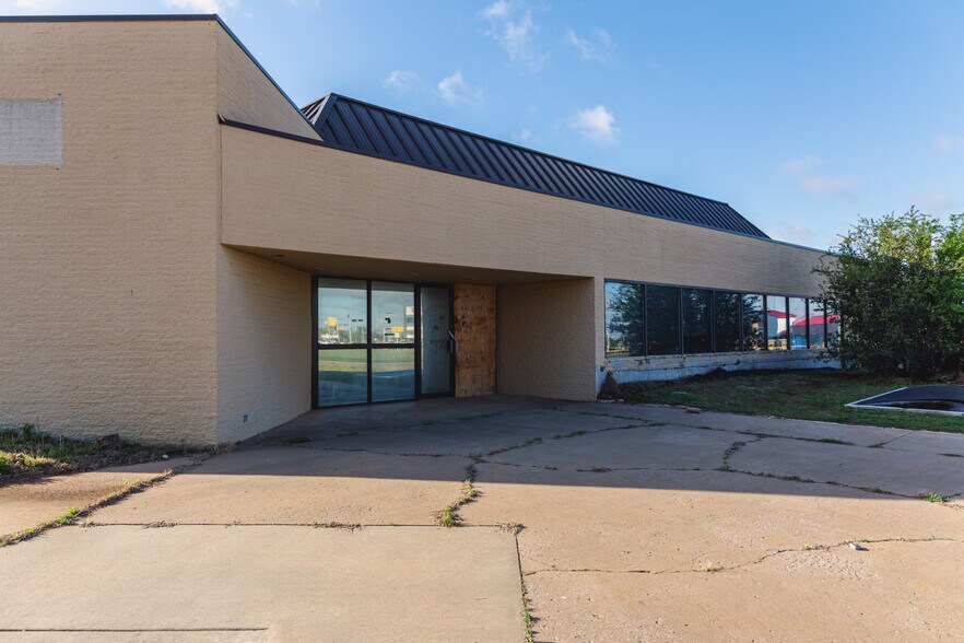 More Photos Of 3200 E Memorial Rd, Edmond Medical For Sale
