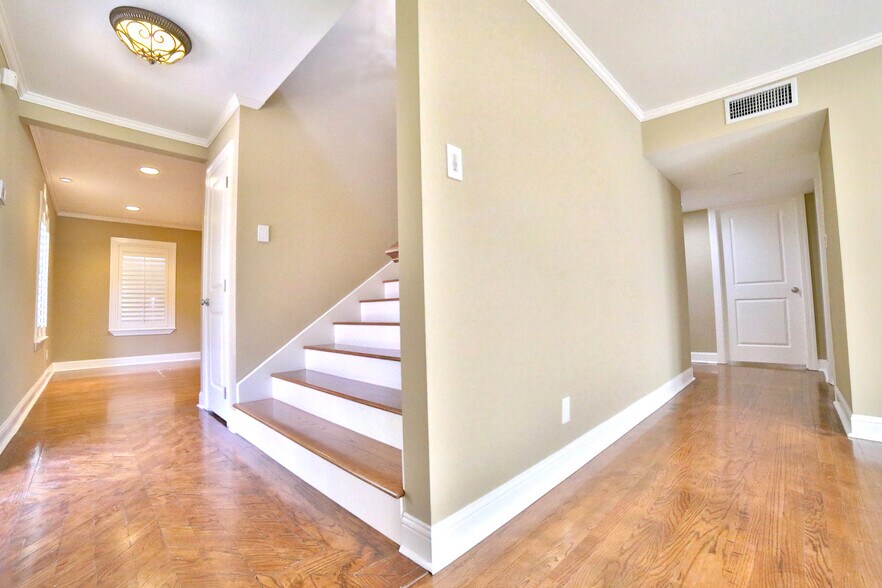 More Photos Of 2625 Peckham St, Houston Office Residential For Lease
