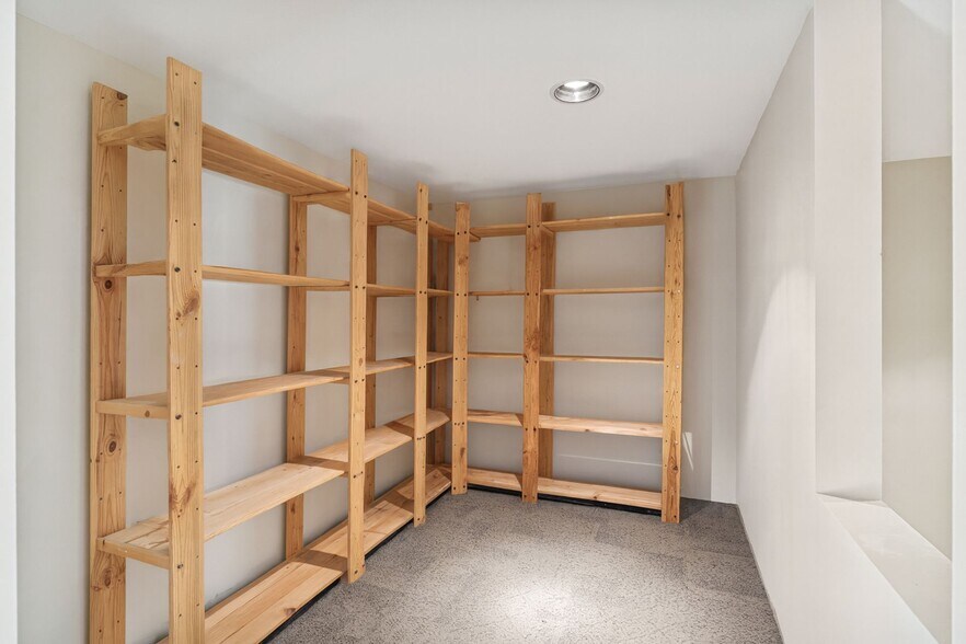 More Photos Of 942-944 W Huron St, Chicago General Retail For Sale