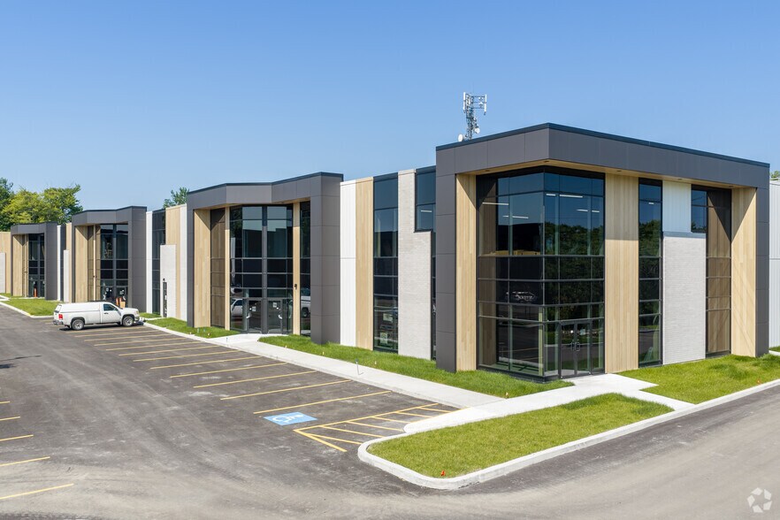 Primary Photo Of 1090-1110 Des Laurentides Boul, Saint-jerome Distribution For Sale